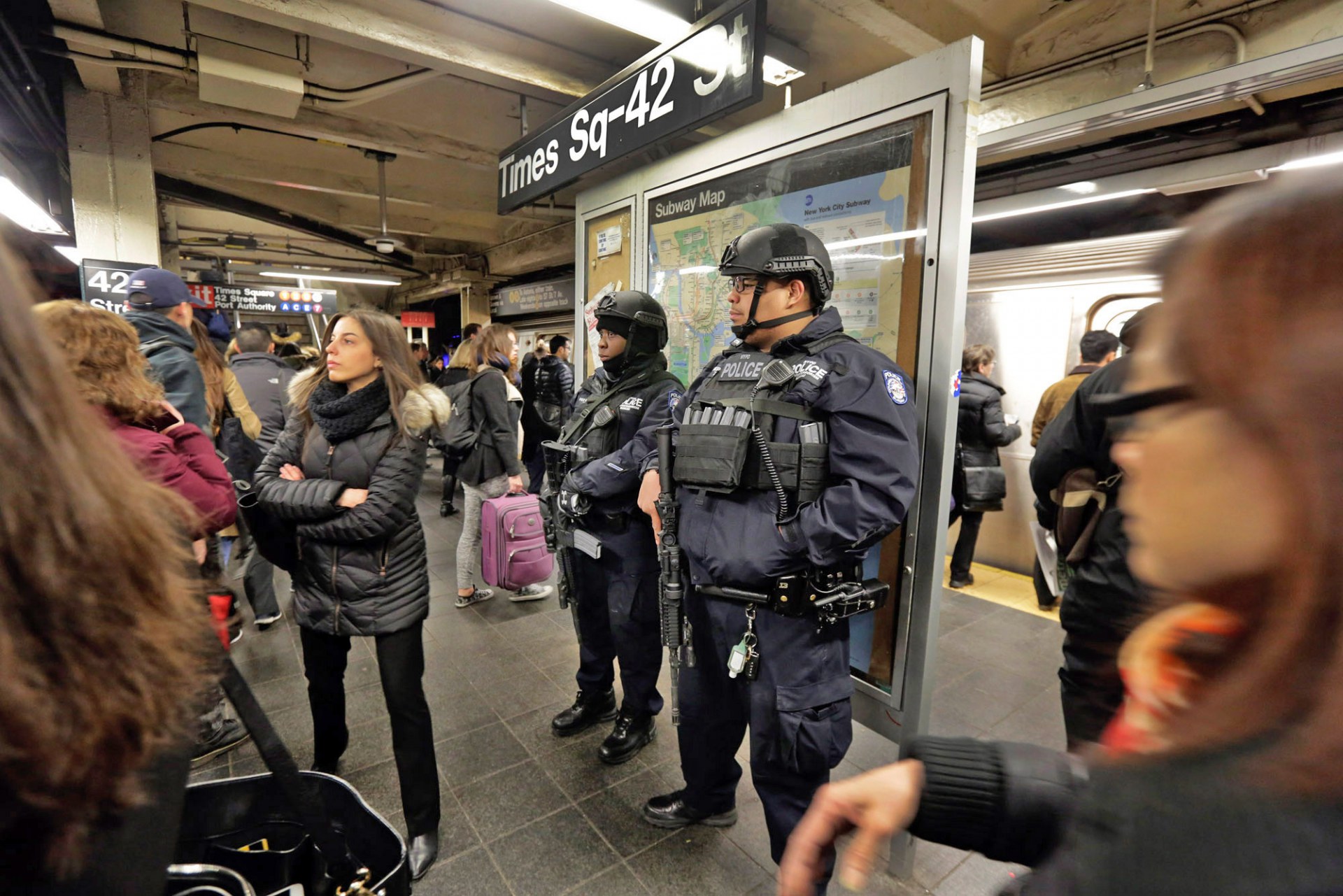 Полицейские нью йорка в метро